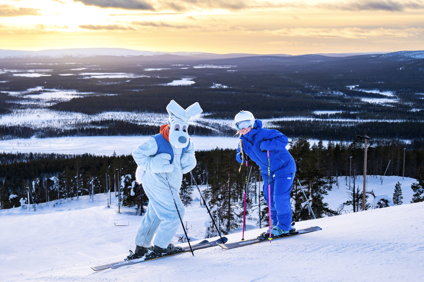 Werneri Levi February-2023 WEnreri ja ope nojailee sauvoihin maisema