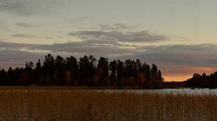 yö järven rannalla