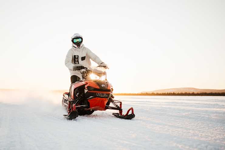 Moottorikelkka järven jäällä