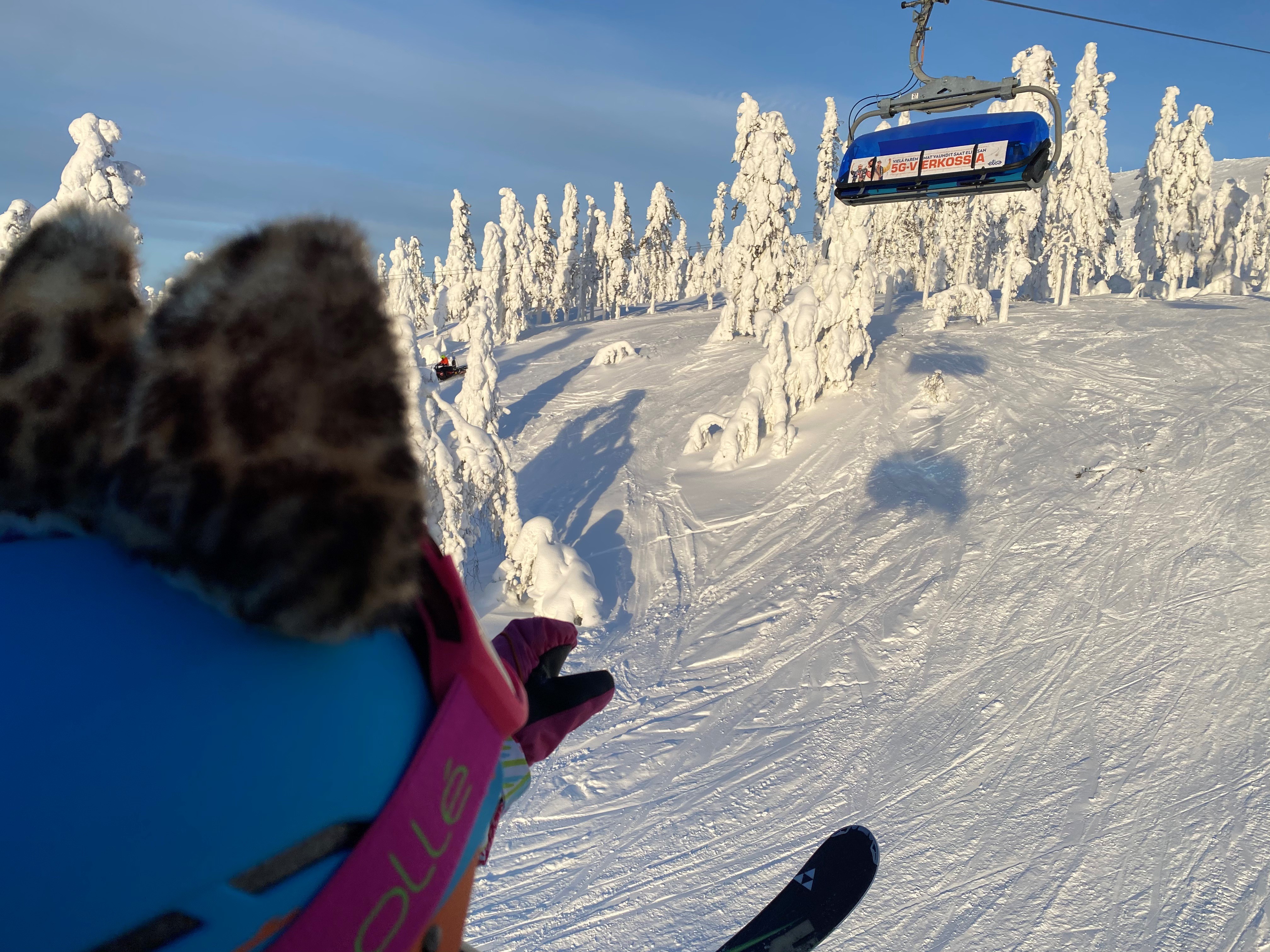 lapsi-katsoo-rinnetta