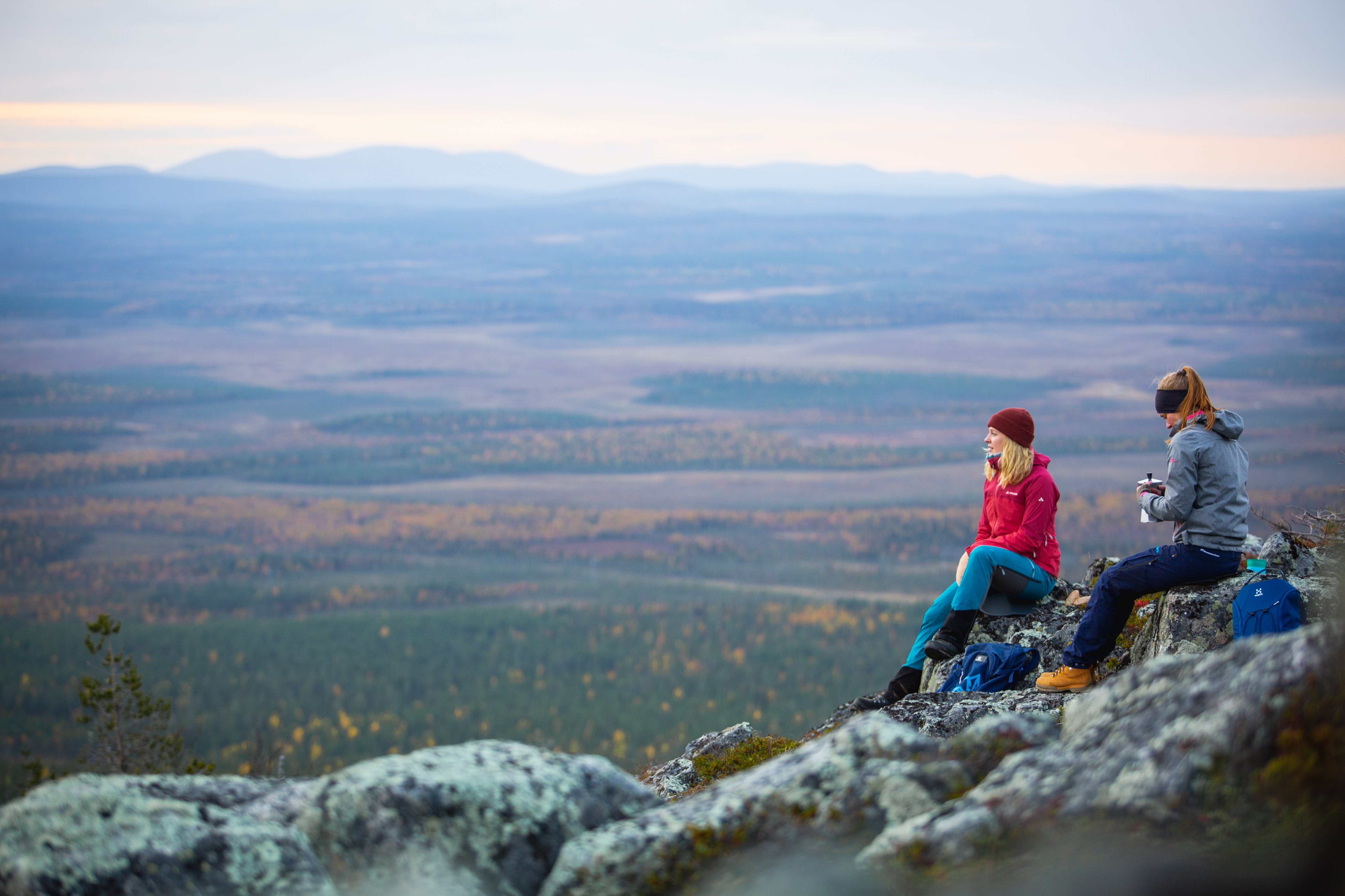 naiset kahvilla tunturilla