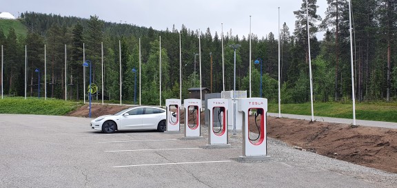 Tesla sähköauton latauspiste gondoli, activity park