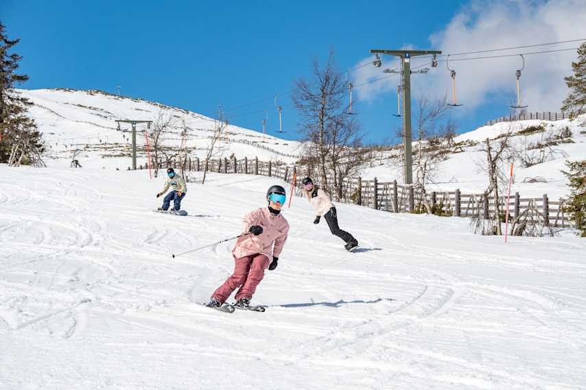 Lautailijat rinteessä laskettelu