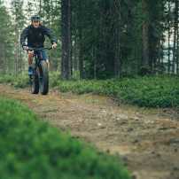 Maastopyöräiilijä fatbikella