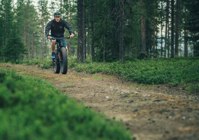 Maastopyöräiilijä fatbikella