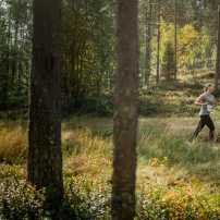 metsa ruska nainen juoksee high res-900x599