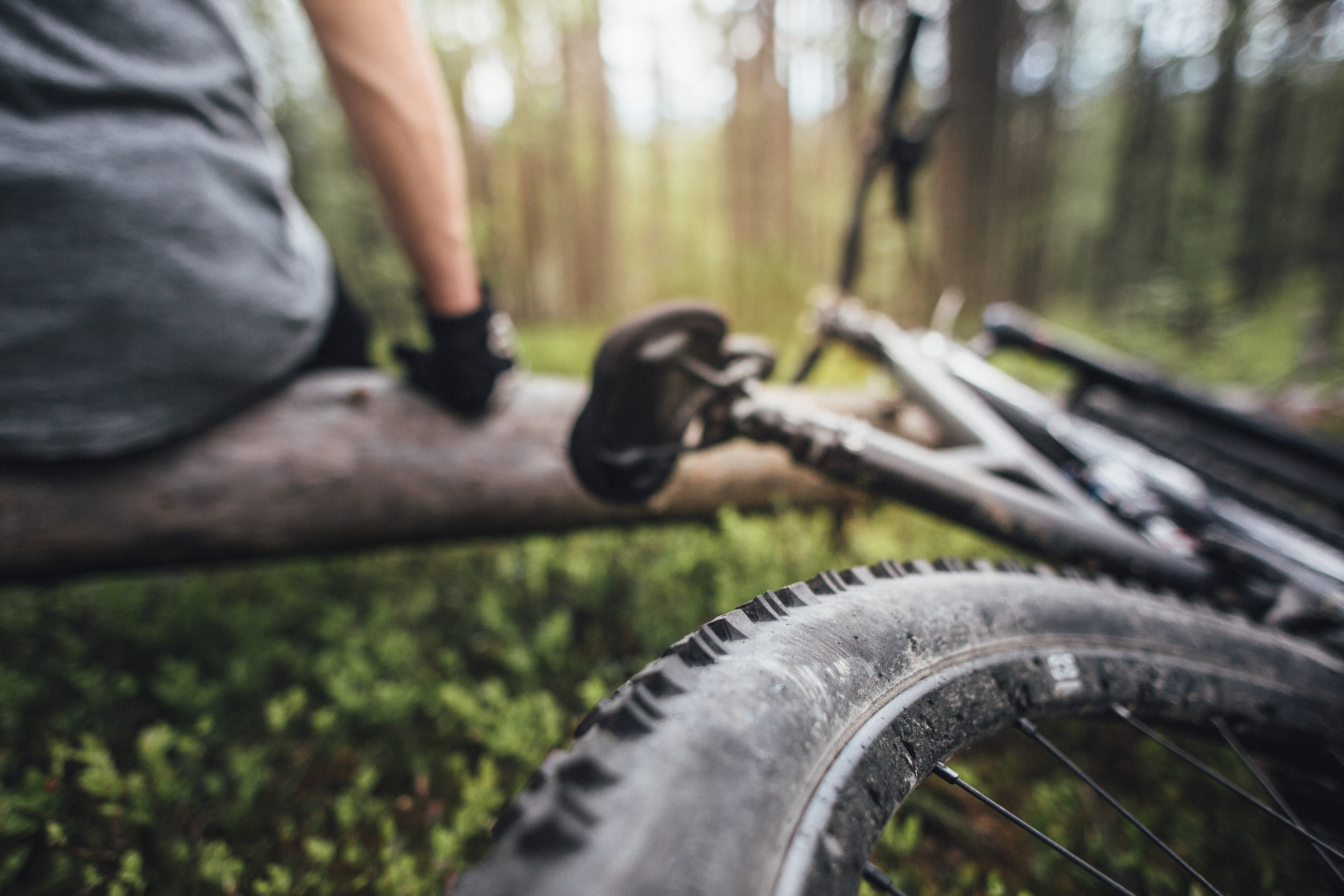 Maastopyöräilijä tauolla metsässä