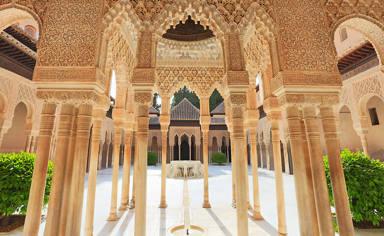 Kunstvoll verzierte Bögen in der Alhambra in Granada