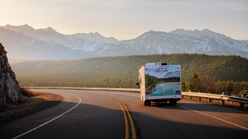 Wohnmobil auf dem Icefields Parkway in Kanada