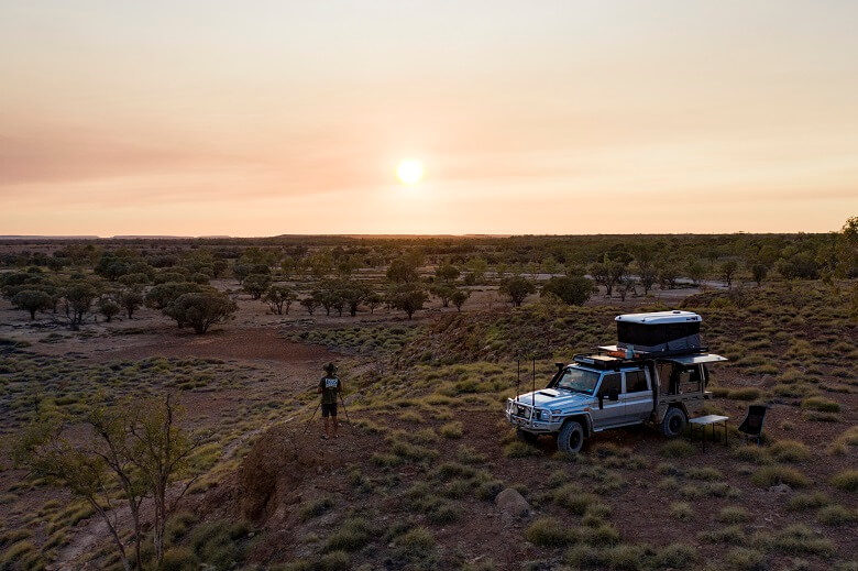 Allrad Camper bei Sonnenuntergang im Outback von Queensland