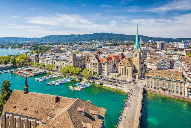 Veduta aerea del centro di Zurigo con la chiesa di Grossmünster, Svizzera