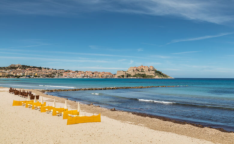 Widok z plaży na miasto Calvi na Korsyce