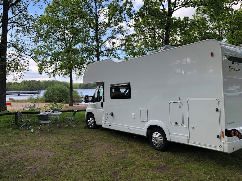 Wohnmobil an einem See in Schweden im Mai