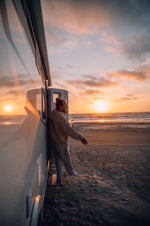 Sonnenuntergang und Wohnmobil am Strand von Dänemark