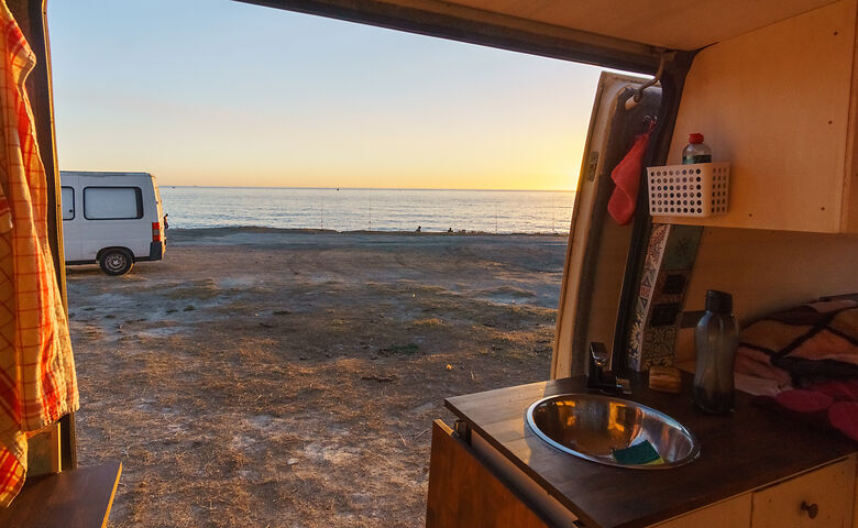 Blick aus dem Camper aufs Meer in Andalusien