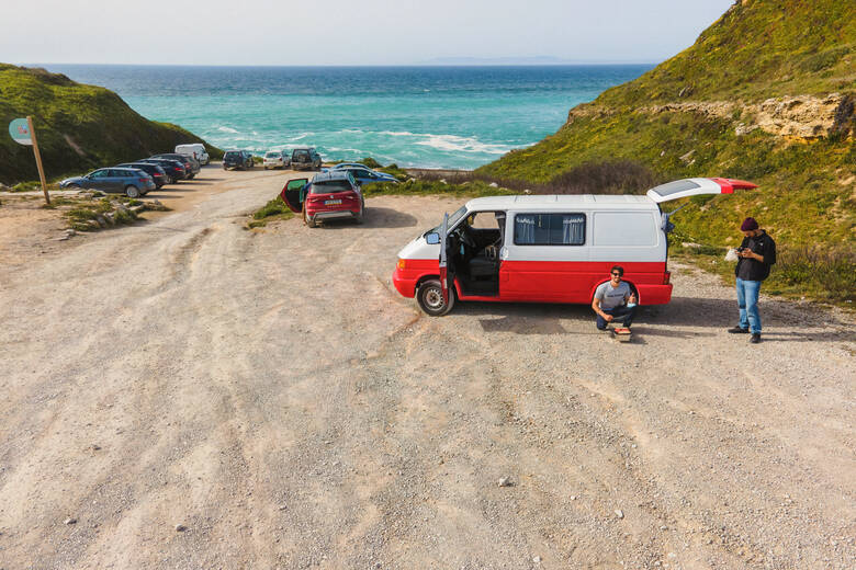 Freunde campen am Meer in Portugal