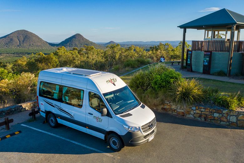 Camper auf einem Parkplatz in einem Nationalpark