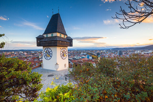 Vista panoramica di Graz con la famosa torre dell'orologio Grazer Uhrturm nella splendida luce serale del tramonto