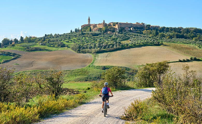 Fietsen in Toscane met uitzicht op een bergstadje