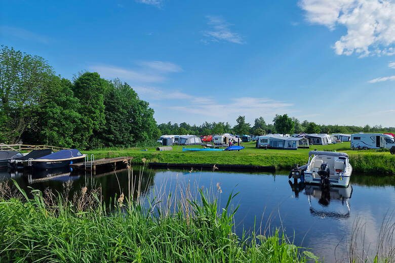 Campingplatz an einem See in den Niederlanden