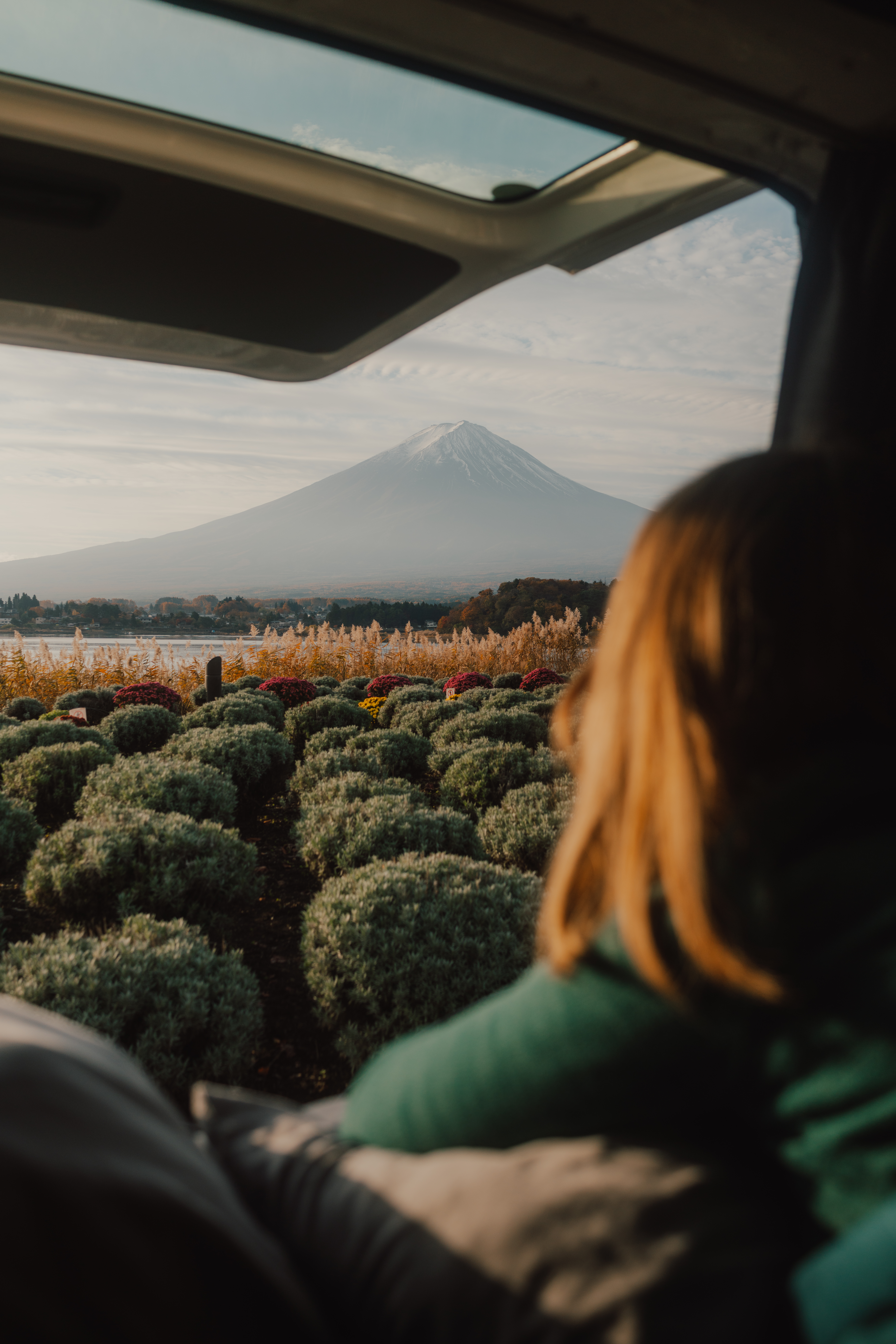 Frau schaut aus dem Camper auf den Mount Fuji in Japan