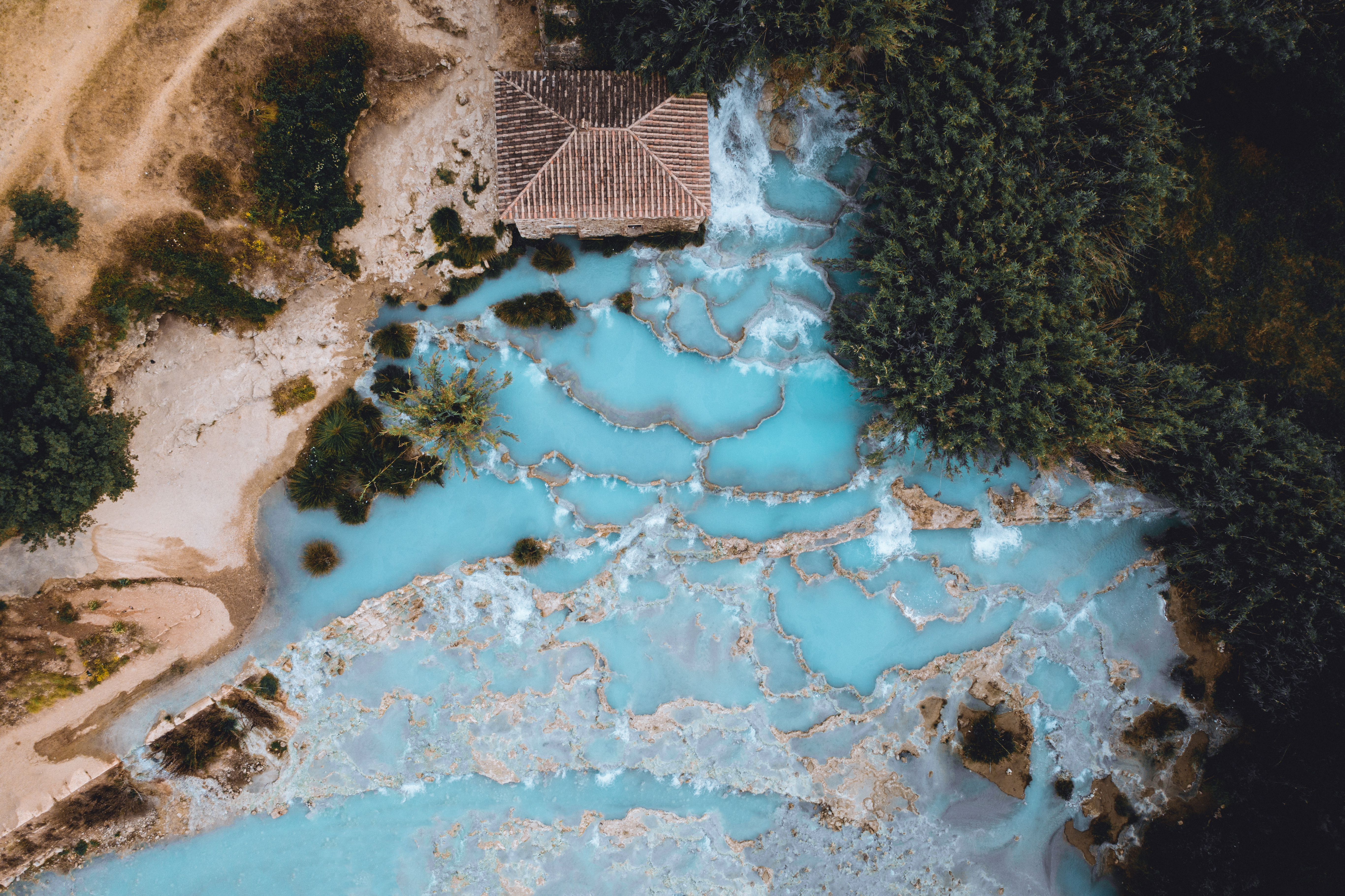 Vista dall'alto delle sorgenti termali di Saturnia in Toscana 