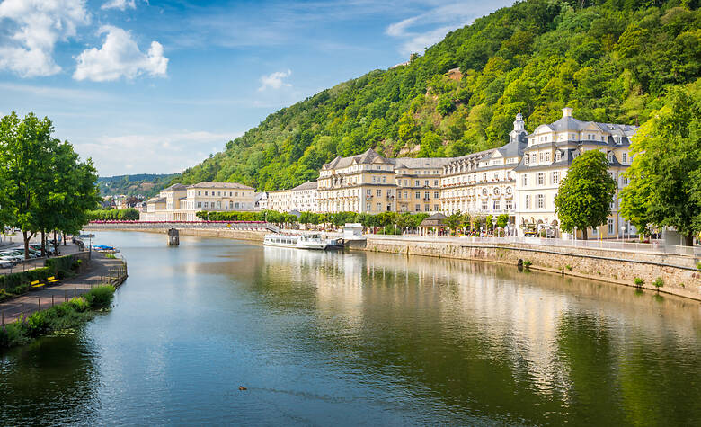 Altbauten und Bäume an der Lahn in Mittelhessen