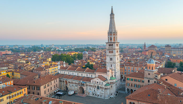 Veduta del Duomo di Modena e della torre Ghirlandina a Modena, Italia