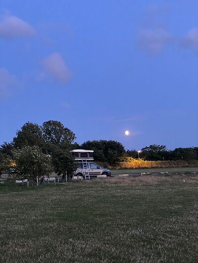 Camper mit Dachzelt in Schweden