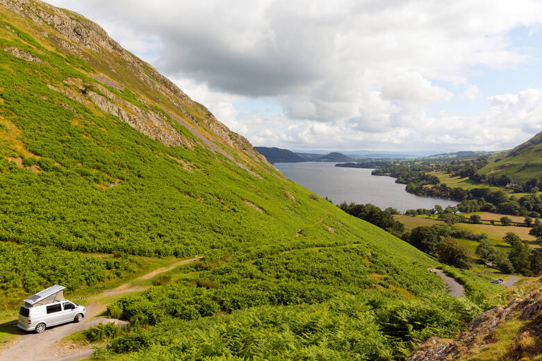 Camper in England mit Blick auf einen See