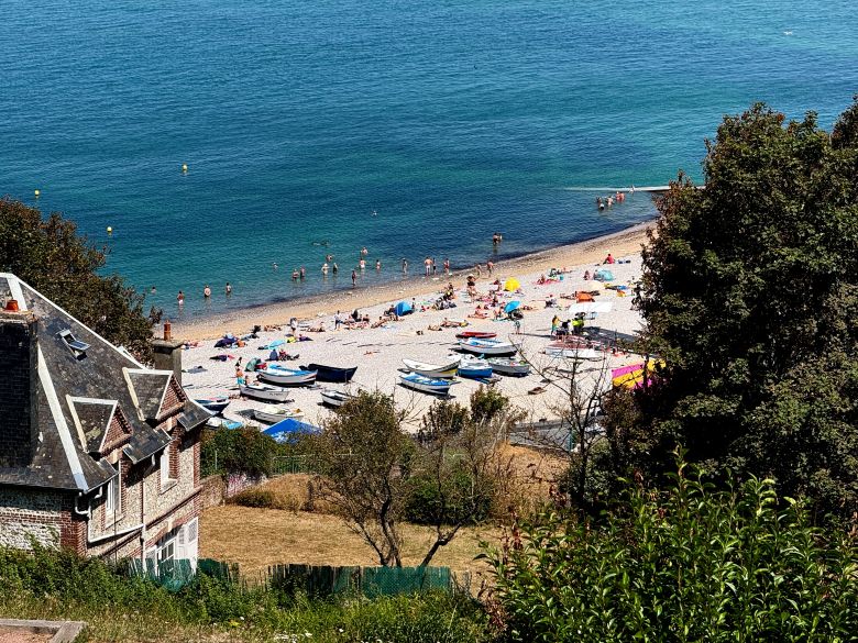 Persone su una spiaggia in Normandia
