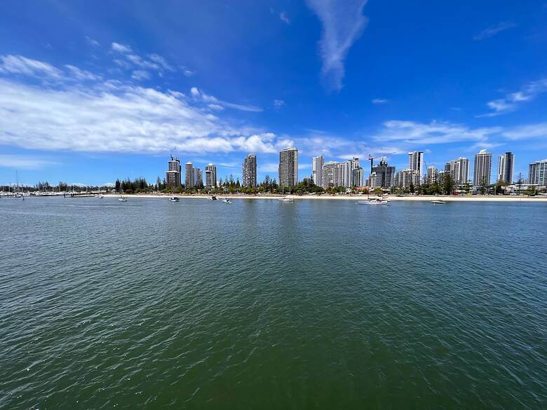 Blick auf Hochhäuser und den Strand von Gold Coast in Australien