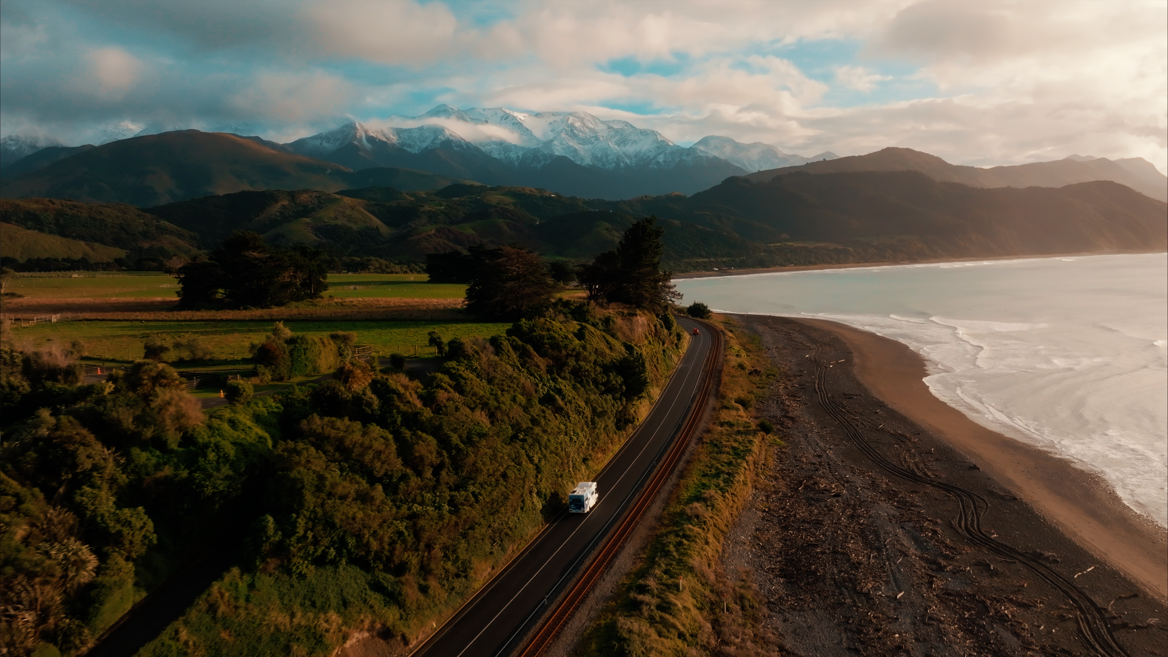 Camper in Neuseeland auf einer Küstenstraße