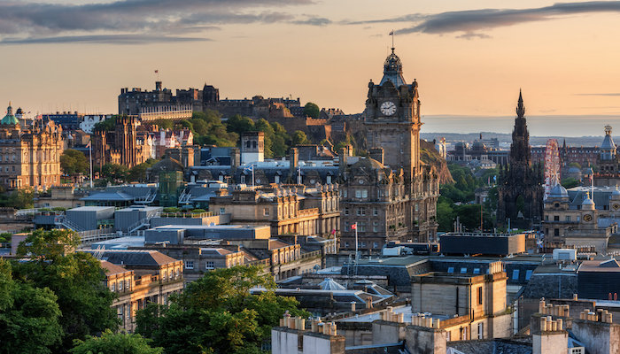 Paisaje urbano de Edimburgo y torre del reloj de Balmoral