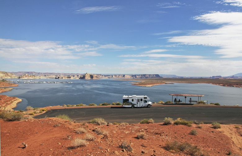 Wohnmobil steht auf einem Parkplatz am Lake Powell in den USA.