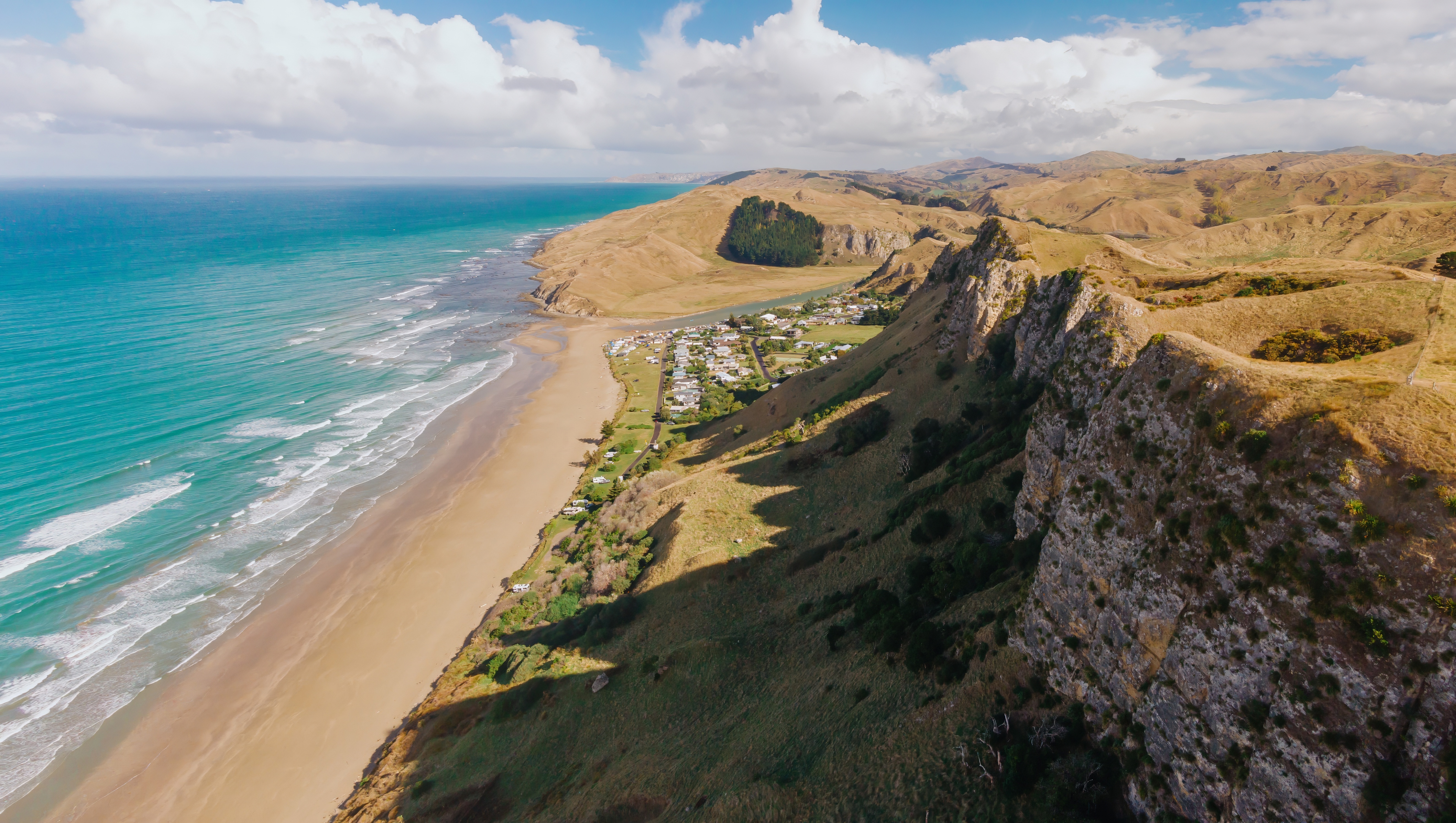 Blick auf die Klippen am Kairakau Beach, Hawke's Bay in Neuseeland 