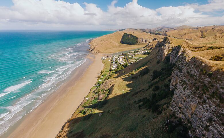 Uitzicht op de kliffen bij Kairakau Beach, Hawke's Bay in Nieuw-Zeeland