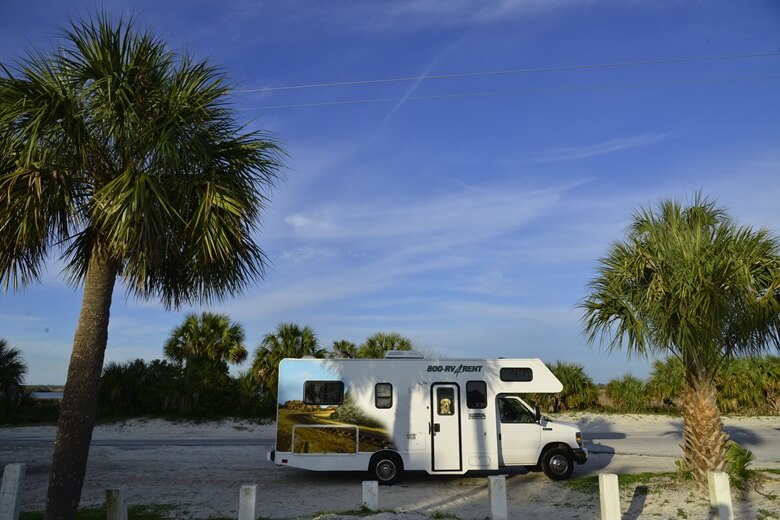 Wohnmobil zwischen Palmen in Florida