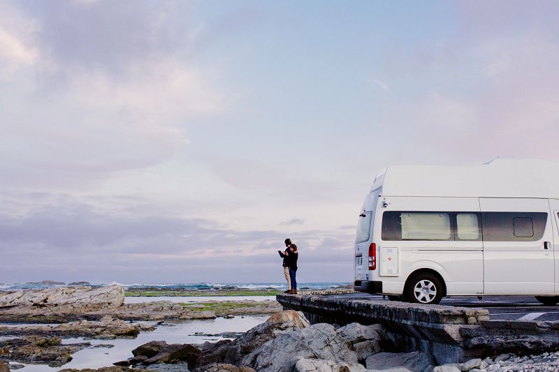 Apollo Hitop Camper parkt an einem Fjord 