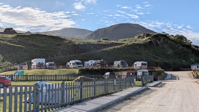 Wohnmobile auf einem Campingplatz in Donegal, Irland
