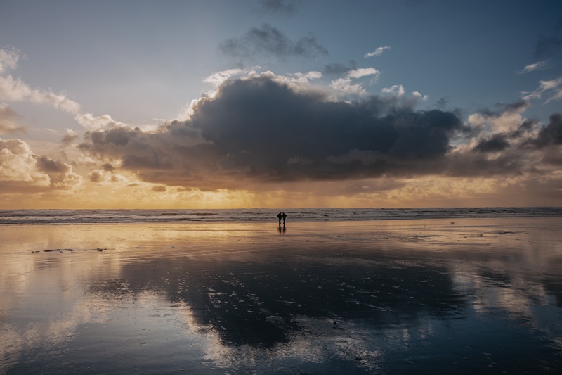 Zwei Menschen am Meer in Oregon