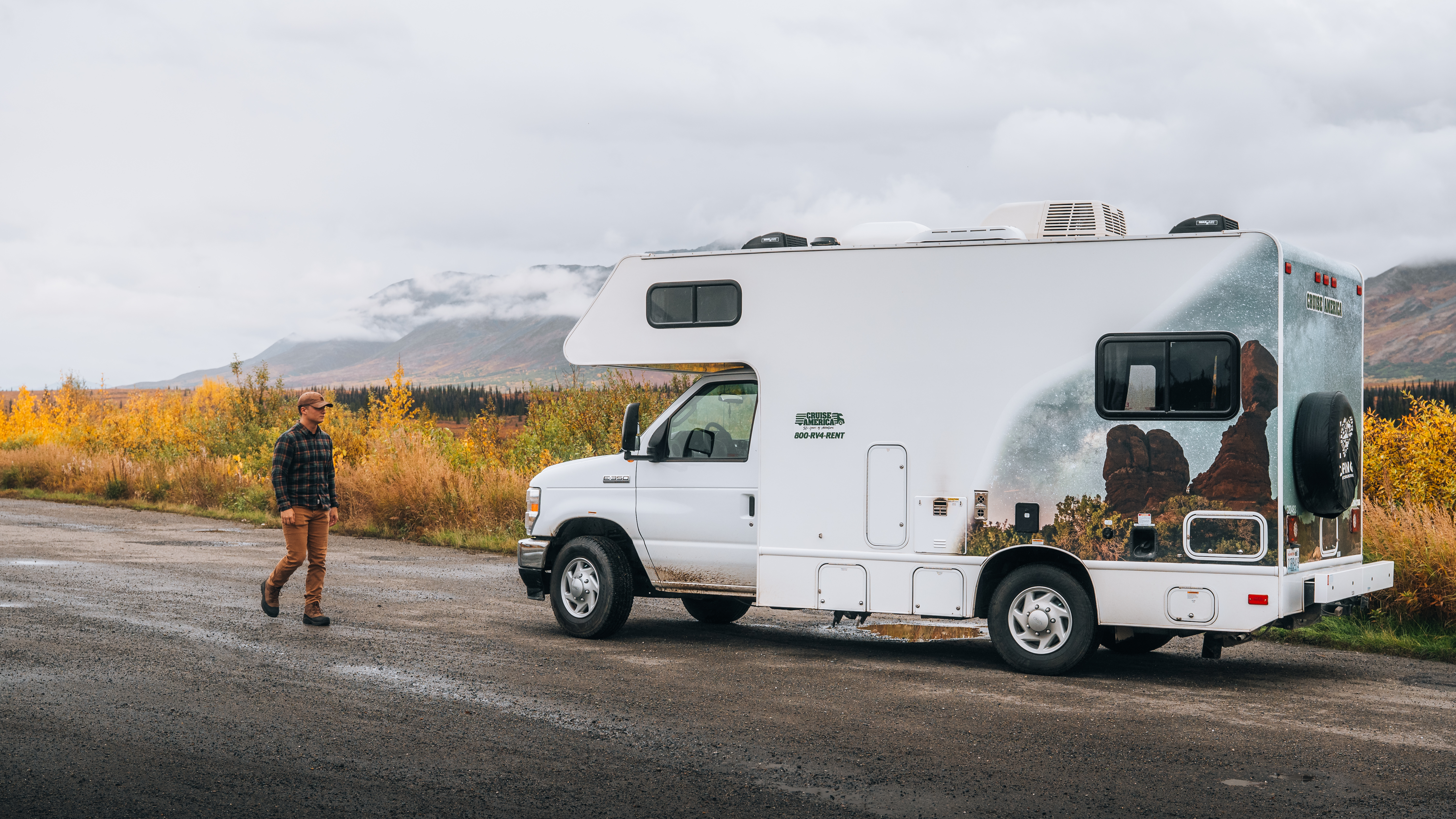 Mann in Alaska mit Wohnmobil