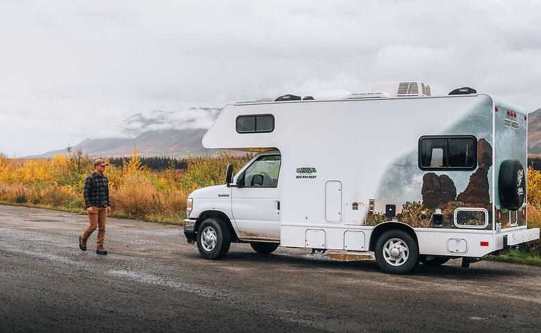 Mann in Alaska mit Wohnmobil