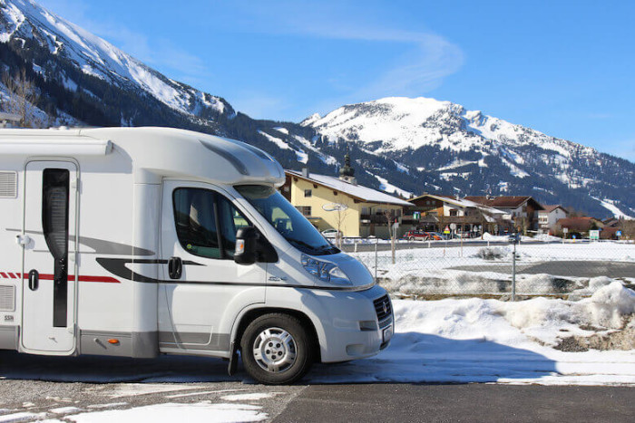 Plannen van een camperreis - caravan geparkeerd in skigebied