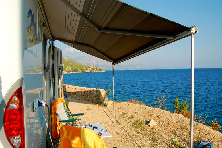 Wohnmobil campt an einem Strand in Kroatien