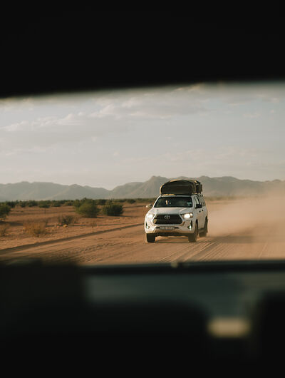 Allrad-Camper mit Dachzelt in Namibia