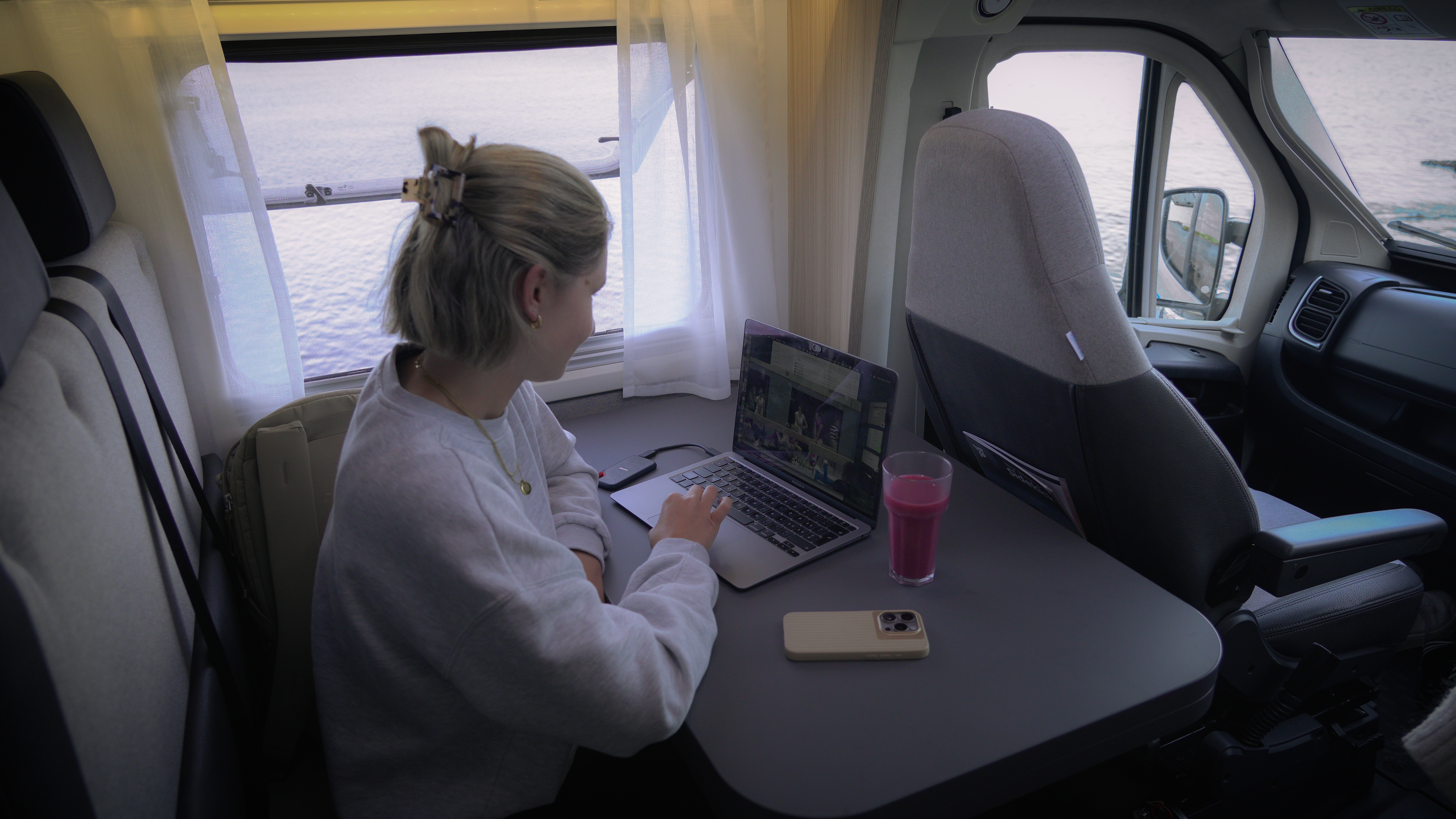 Donna lavora al computer portatile nel camper 