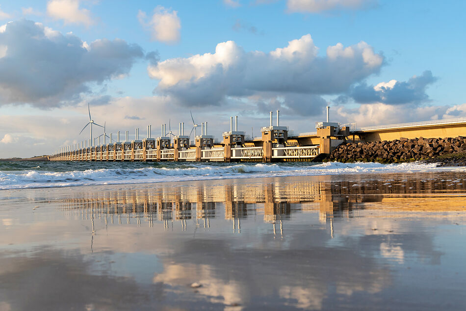 Activiteiten in Zeeland: de Oosterscheldekering aan de Zeeuwse kust.