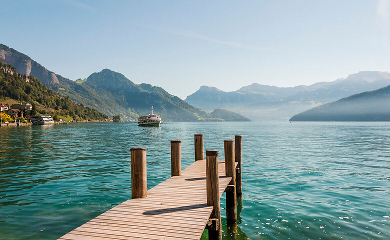 Steg und Schiff am Vierwaldstättersee