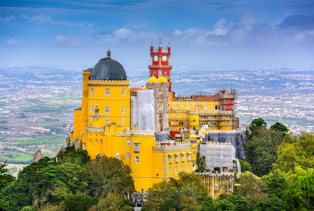 Der märchenhafte Pena Palast in Sintra – eine kleine Stadt in der Nähe von Lissabon.